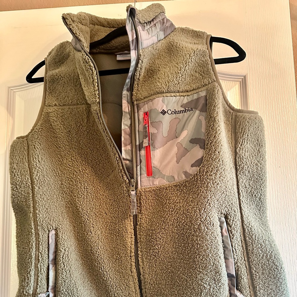 Columbia West Bend vest with camp pocket detail, army green, red accent